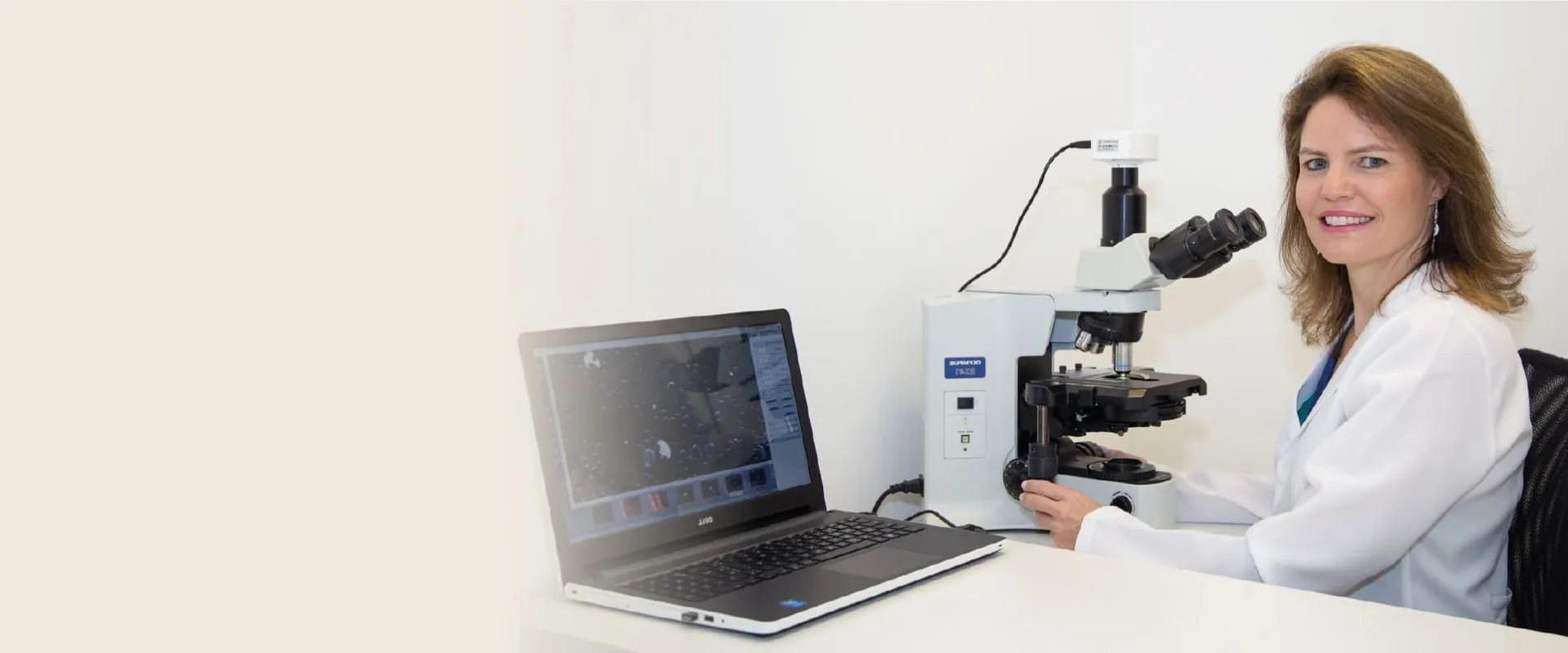 Dra. Tatiana Bressel realizando a Análise Nutricional e Funcional Celular ao microscópio
