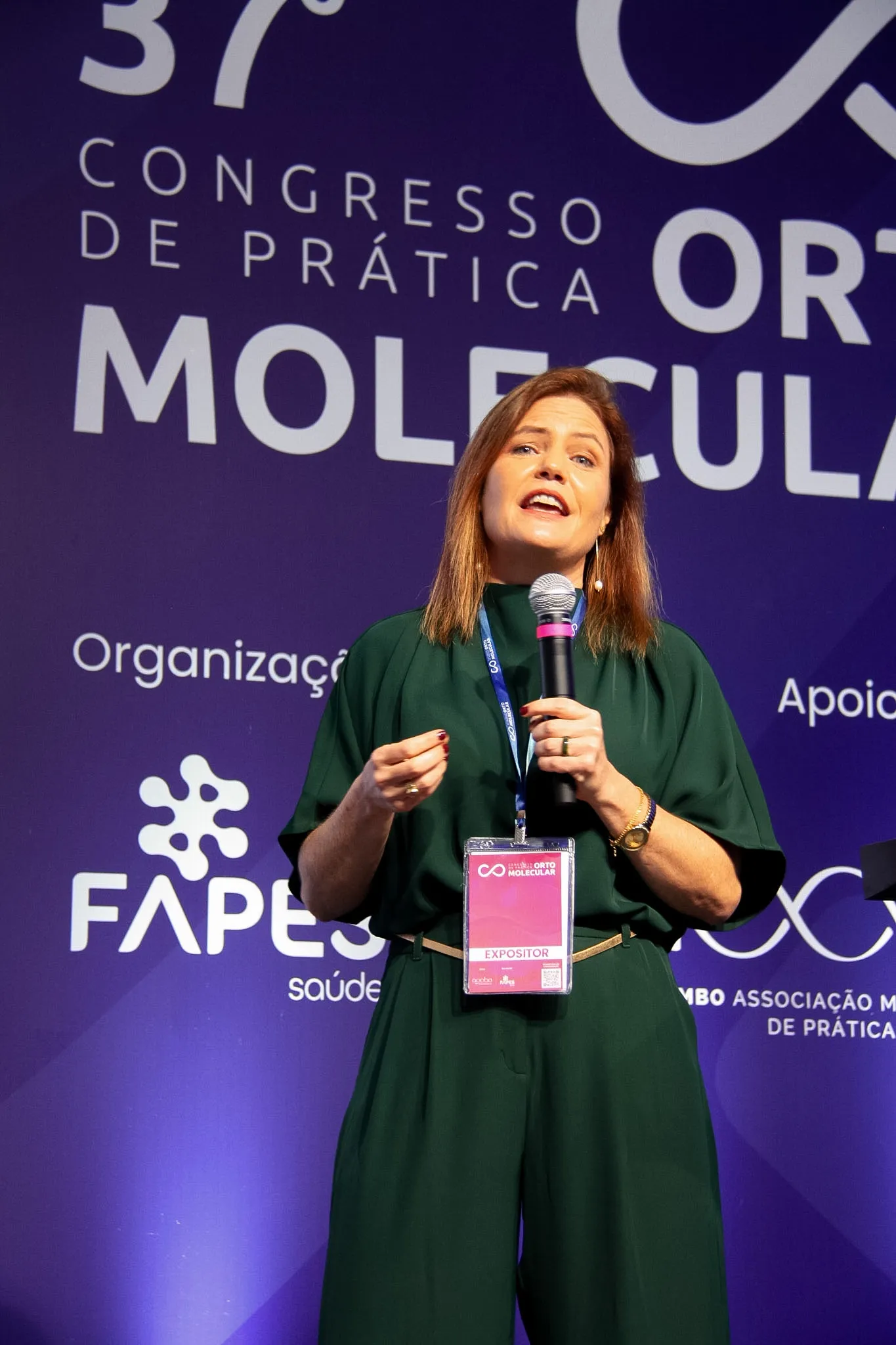 Dra. Tatiana Bressel apresentando no Congresso de Prática Ortomolecular